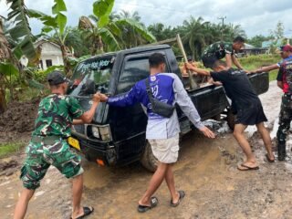 Tak Kenal Lelah, Satgas TMMD Sigap Bantu Mobil Warga Tersangkut di Jalan Berlumpur