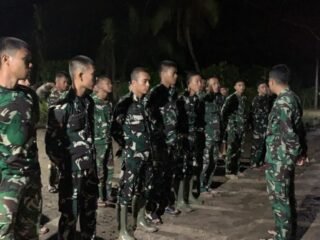 Pastikan Kesiapsiagaan, Satgas TMMD Laksanakan Apel Malam dan Cek Personel