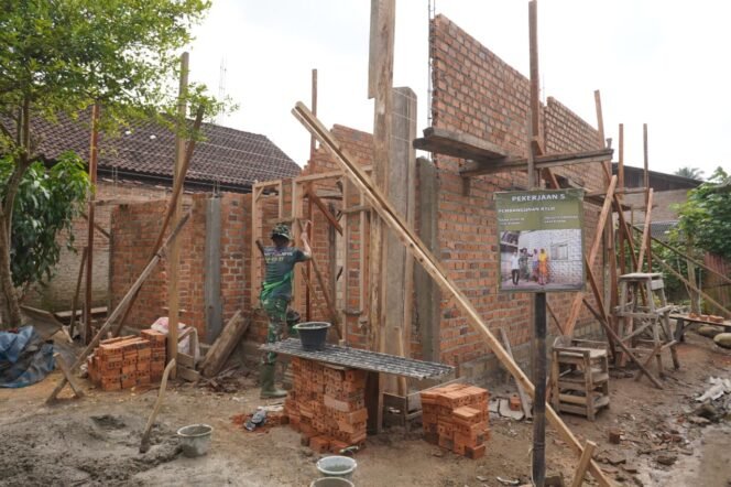 
					TMMD Kodim 0421/LS Lanjutkan Rehab RTLH di Desa Tanjung Rejo, Masuki Tahap Pemasangan Batu Bata dan Kusen