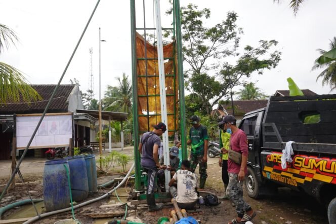 
					TMMD Kodim 0421/LS Lanjutkan Pekerjaan Sumur Bor di Desa Tanjung Rejo, Masuki Tahap Pemasangan Casing