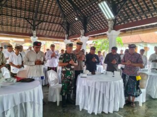 Kuatkan Sinergitas Lestarikan Adat, Babinsa Semarapura Kauh Atensi Pengukuhan Bendesa Adat Dan Prajuru