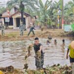 Dipimpin Danton Satgas, TMMD 127 Bersama Warga Bersihkan Kali di Jalur 19