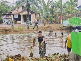 Dipimpin Danton Satgas, TMMD 127 Bersama Warga Bersihkan Kali di Jalur 19