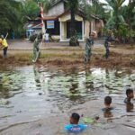 Satgas TMMD dan Warga Bersinergi Jaga Kebersihan Saluran Air Jalur 19