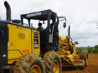 Grader Percepat Peningkatan Infrastruktur Jalan di Kotawaringin Timur