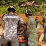 Semangat Gotong Royong Satgas TMMD Terlihat Saat Perbaiki Peralatan Kerja