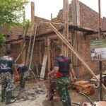 Rehab RTLH TMMD Kodim 0421/LS di Desa Tanjung Rejo Masuki Tahap Pemasangan Kusen