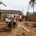 TMMD Kodim 0421/LS Lanjutkan Rehab RTLH Ibu Yusmawati dan Bpk Heri, Masuk Tahap Pondasi hingga Pemasangan Batu Bata