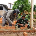 Praka Watum Penuh Semangat Bantu Pemasangan Batu Bata RTLH Warga