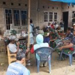 Di Sela Istirahat, Masyarakat dan Anggota Kodim 0421/LS Tunjukkan Keakraban