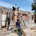 Pengecoran Tiang TMMD Kodim 1618/TTU di Sunkaen, Pilar Pendidikan Perbatasan Kian Menjulang