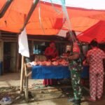 Jelang Ramadhan, Babinsa Koramil 1420-02/Tellu Limpoe Pantau Stabilitas Harga Pangan di Pasar Amparita