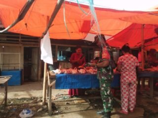 Jelang Ramadhan, Babinsa Koramil 1420-02/Tellu Limpoe Pantau Stabilitas Harga Pangan di Pasar Amparita