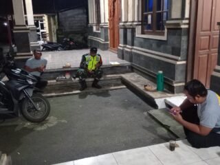 Gelar Patroli Siskamling, Babinsa Selisihan Dorong Dan Bangun Kesadaran Masyarakat Untuk Berperan Aktif Jaga Kamtibmas Desa