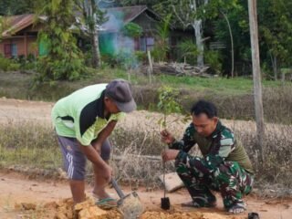 Perkuat Kebersamaan, Satgas TMMD 127 Libatkan Warga dalam Gerakan Peduli Lingkungan