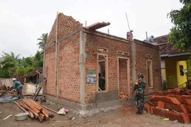 
					TMMD Kodim 0421/LS Lanjutkan Rehab RTLH Bpk Suhono, Masuk Tahap Pemasangan Segitiga Atas