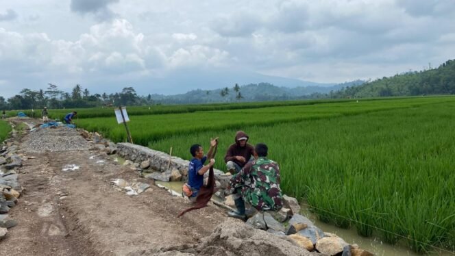 
					Ngobrol Santai Jadi Penyemangat Satgas TMMD dan Warga Lanjutkan Pembangunan Desa