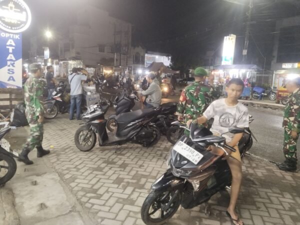 Jaga Kondusivitas Wilayah, Babinsa Rappang Pimpin Patroli Siskamling Terpadu