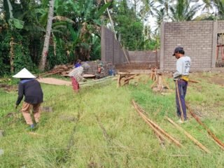 Lancarkan Program Pemerintah, Babinsa Desa Jehem Bantu Proses Pembangunan Gerai KDKMP