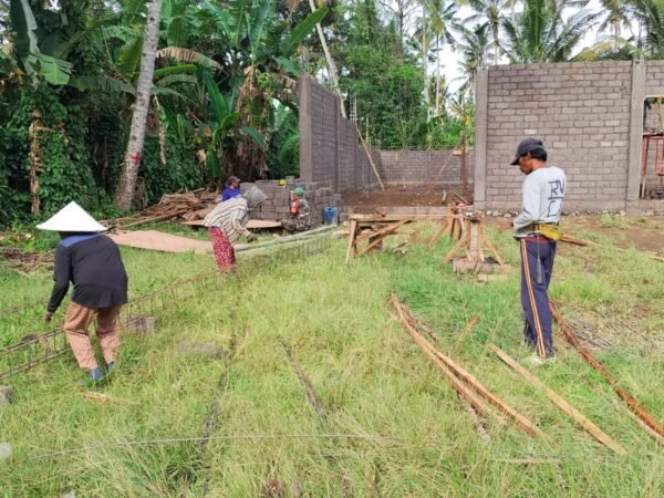 Lancarkan Program Pemerintah, Babinsa Desa Jehem Bantu Proses Pembangunan Gerai KDKMP