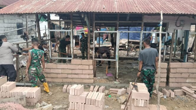 
					Tahap Krusial RTLH, TMMD Ke-127 Kodim 1417/Kendari Masuki Pemasangan Bata di Kendari