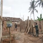 TMMD Ke-127 Kodim 0421/LS Lanjutkan Rehab RTLH Ibu Yusmawati dan Bpk Heri, Masuk Tahap Pemasangan Batu Bata