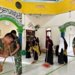 Sambut Ramadhan, Satgas TMMD 127 Bersihkan Masjid Jami Darussalam