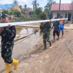 Satgas TMMD dan Warga Kompak Angkut Material Rehab RTLH Ibu Suwarti