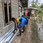 Satgas TMMD Bersama Warga Angkut Material Rehab RTLH Bapak Paiman