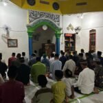 Satgas TMMD 127 Laksanakan Sholat Magrib Berjamaah di Masjid Jami Darussalam