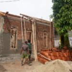 Sentuhan Harapan di Atas Rangka Atap, TMMD Ke-127 Kodim 0421/LS Percepat Rehab RTLH Bapak Suhono