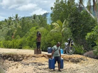 Uji Ketangguhan Prajurit, Satgas TMMD 127 Kodim 1417/Kendari Tak Gentar Hadapi Medan Licin di Kendari