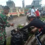 Perkuat Sinergitas, Babinsa Koramil 1420-05/Dua Pitue Bersama Warga “Sikat” Drainase Lapangan Andi Takko