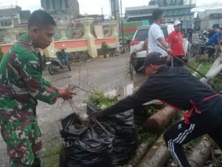 Perkuat Sinergitas, Babinsa Koramil 1420-05/Dua Pitue Bersama Warga “Sikat” Drainase Lapangan Andi Takko