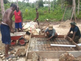 Pengecoran Lubang Pembuangan Tinja TMMD 127 Wujudkan Sanitasi Sehat di Kampung Sisir