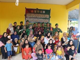 Satgas TMMD 127  Kodim 0430/BA Laksanakan Kegiatan Posbindu PTM dan Posyandu Bersama Warga