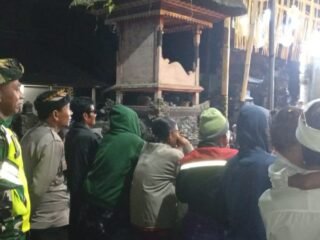 Wujud Pengabdian TNI, Babinsa Undisan Amankan Hiburan Rakyat dalam Rangka Piodalan