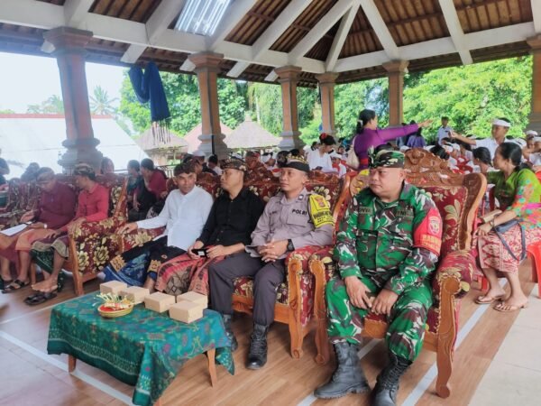 Babinsa dan Bhabinkamtibmas Desa Selat Hadiri Kegiatan Bulan Bahasa Bali VIII Tahun 2026