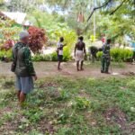 Kodim 1804/Kaimana Gotong Royong Bersihkan Jalan Kampung Sisir 3 dalam TMMD 127