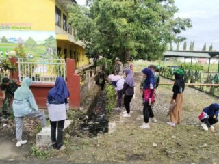 Antisipasi Banjir, Babinsa Maccorawalie Ajak Warga dan Staf Kelurahan Kerja Bakti Bersihkan Saluran Air