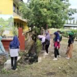 Antisipasi Banjir, Babinsa Maccorawalie Ajak Warga dan Staf Kelurahan Kerja Bakti Bersihkan Saluran Air