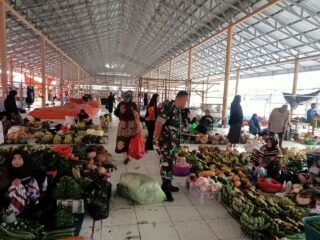 Babinsa Ramil 06/Panca Rijang Pantau Ketersediaan dan Harga Bahan Pokok di Pasar Sentral Rappang