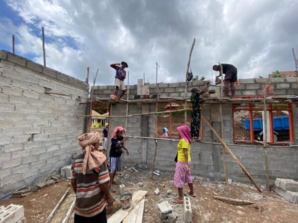 Ibu-Ibu Turun Tangan, Satgas TMMD Percepat Pengecoran 4 RKB di Perbatasan