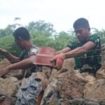 Gotong Royong TNI dan Warga Warnai Pengerjaan Talud TMMD 127 di Poasia