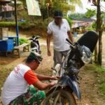 Kepedulian Tanpa Batas, Satgas TMMD Reguler ke-127 Bantu Perbaiki Sepeda Motor Warga