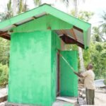 Kapten Inf Leonard Sahulata Kawal Finishing MCK TMMD 127 di Kampung Sisir