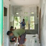 Wadan Satgas Pimpin Pemasangan Keramik TMMD 127 Kodim 1804/Kaimana, Progres 60 Persen