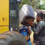 Satgas TMMD Reguler ke-127 Bantu Operator Isi BBM Alat Berat Demi Percepat Penimbunan Jalan