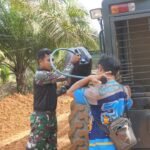 Pastikan Progres Tepat Waktu, Satgas TMMD Reg-127 Sigap Suplai BBM Alat Berat di Lokasi Pengerjaan Jalan