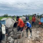 Seperti Menuang Bubur, Semangat Satgas TMMD ke-127 Tak Pernah Surut di Bulan Puasa